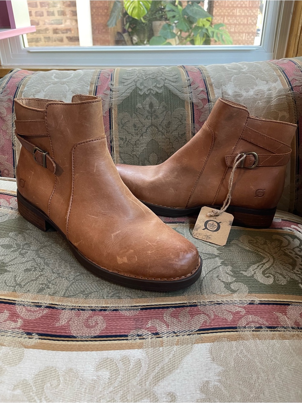 Born Carney Side Zip Leather Bootie. Size 9 Women N25-04